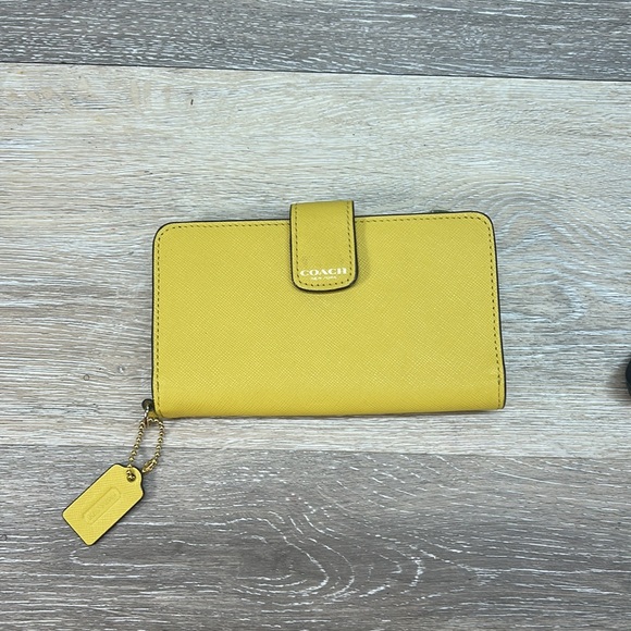 0543 Coach yellow wallet - Picture 1 of 5